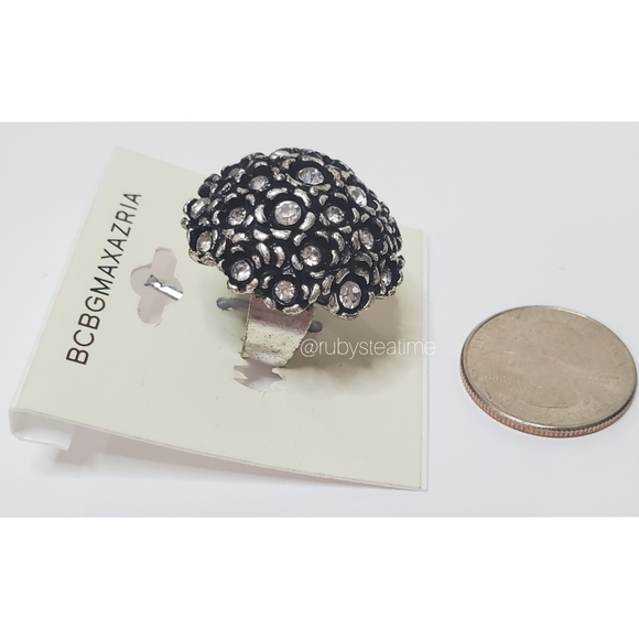 ✨️SALE✨️ 2 for $13✨️ BCBG Crystal / Metal Floral Cocktail Ring, Holiday, NWT - Picture 8 of 10